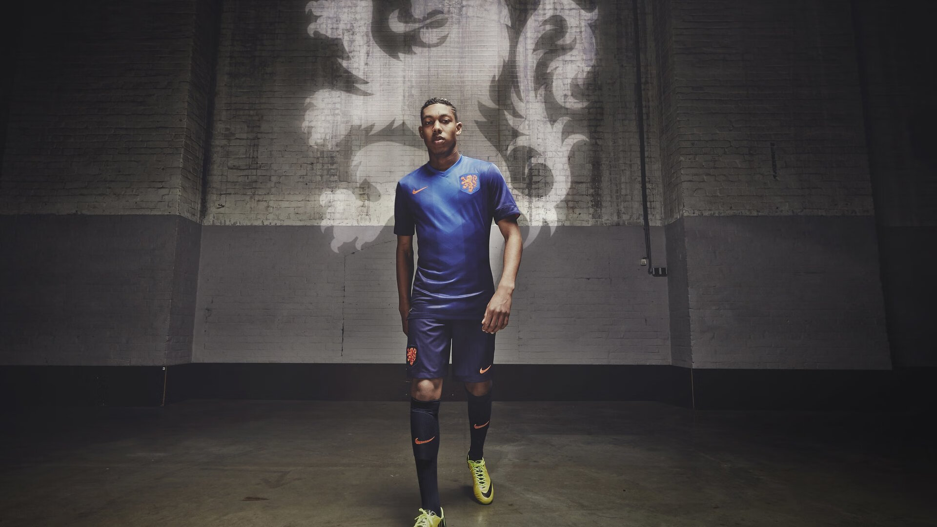 伊朗队雪地滑跪庆祝进球,冻掉了膝盖套,伊朗摔跤手