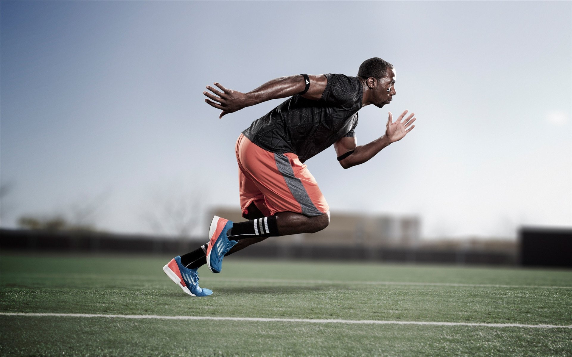 国足选手比赛路上逐梦逆袭,奋勇前行,队员国足