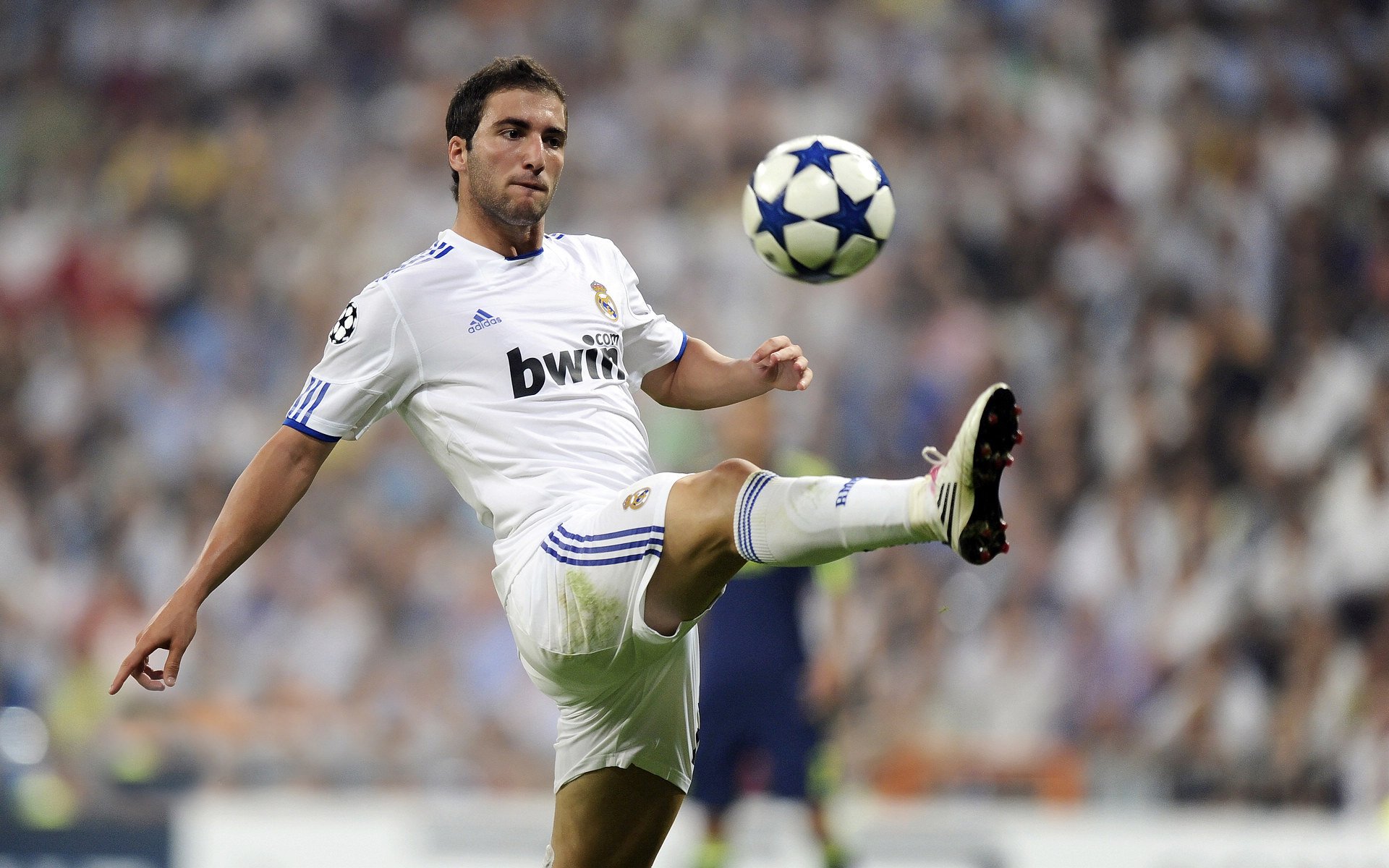 拜仁慕尼黑主场2-1战胜勒沃库森，继续领跑德甲，拜仁慕尼黑主场2-1战胜勒沃库森,继续领跑德甲联赛