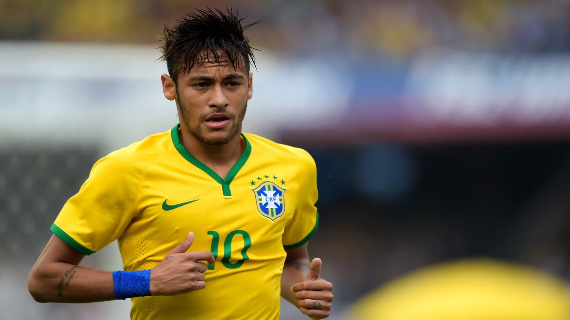 欧洲足球比赛再掀激情狂潮,球员拼尽全力,欧洲足球大赛